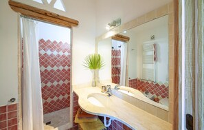 Dusche, Haartrockner, Bidet, Handtücher