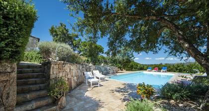 Herrliche Villa mit Pool (der mit nur einer anderen Wohnung geteilt wird)