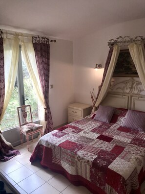 4 bedrooms, iron/ironing board, free WiFi, bed sheets