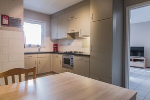 Køleskab, mikrobølgeovn, ovn, kogeplade