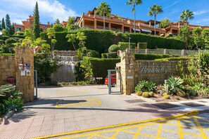 المنطقة المحيطة بالمنشأة