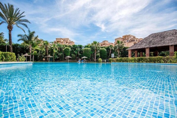 حمّام سباحة مُدفَّأ