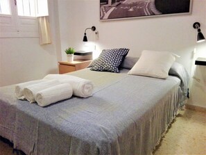 1 habitación, tabla de planchar con plancha, internet y ropa de cama 