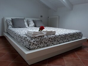 2 bedrooms, desk, iron/ironing board, free WiFi - Casa Marcone charming apartment between the Cinque Terre, Tigullio and Portofino (Deiva Marina)