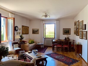 Fernseher, DVD-Player, Bücher