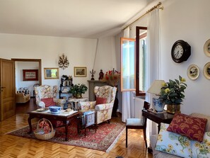 Fernseher, DVD-Player, Bücher