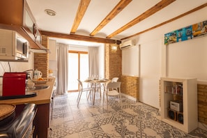 Fridge, microwave, oven, coffee/tea maker - The Loft in the Heart of Ruzafa by Florit Flats (Valencia)