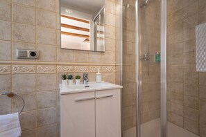 Dusche, Haartrockner, Handtücher