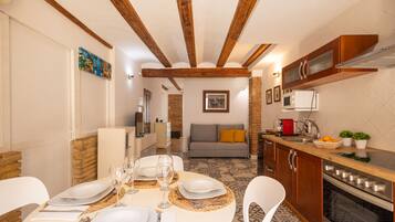 Een koelkast, een microgolfoven, een oven