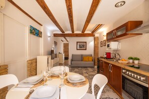 Kühlschrank, Mikrowelle, Ofen, Wasserkocher mit Kaffee-/Teezubehör