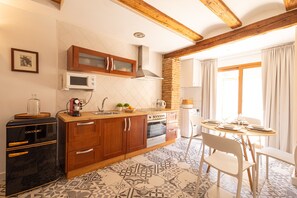 Coffee/tea maker, fridge, microwave, oven
