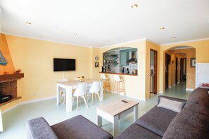 TV - Beautiful apartment 1st floor,  2 bedroom in the main port of Empuriabrava (Empuriabrava)