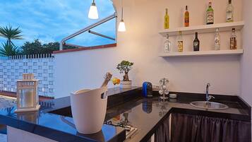 Kühlschrank, Mikrowelle, Ofen, Herdplatte