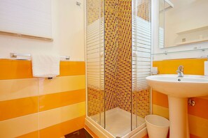 Secador de cabelo, toalhas de banho