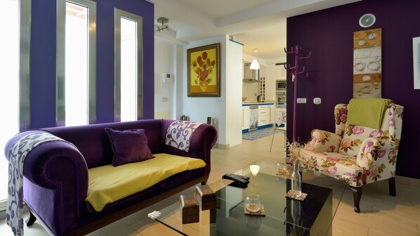 Een flatscreentelevisie, een dvd-speler en boeken