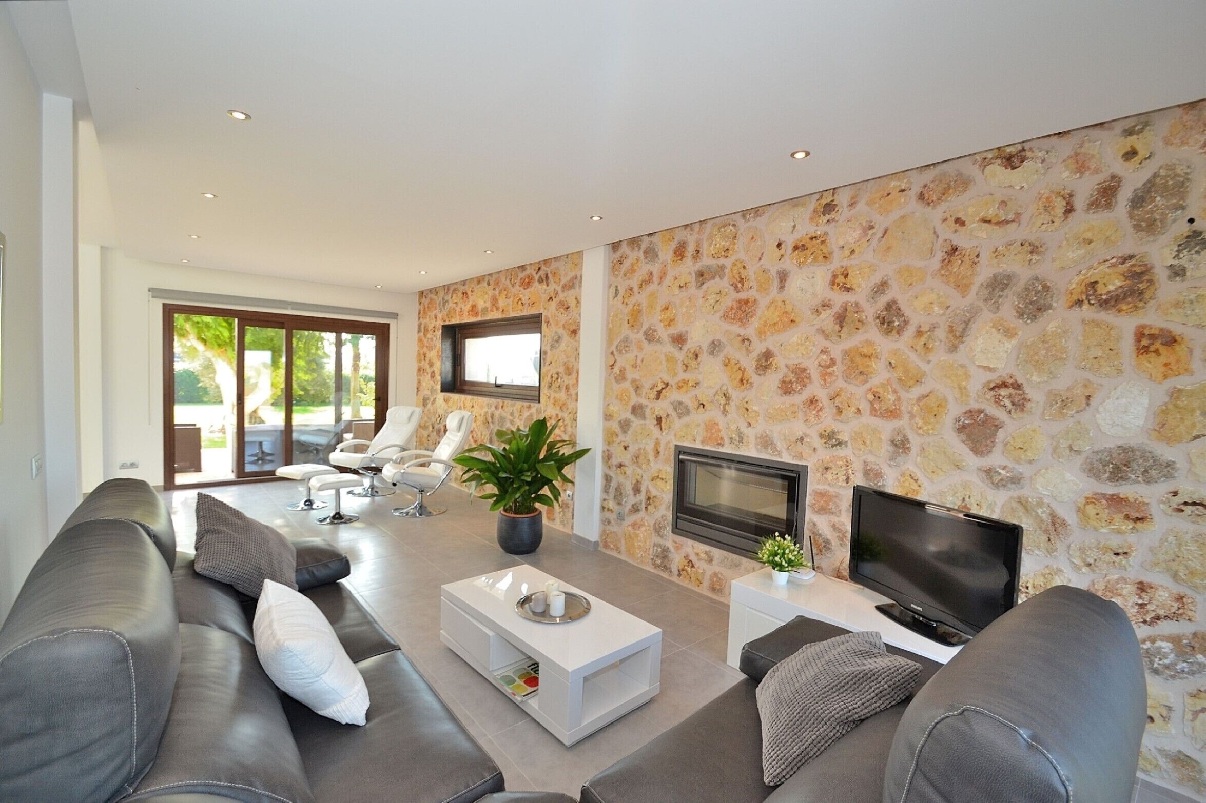 Televisie en een open haard