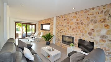 Televisie en een open haard