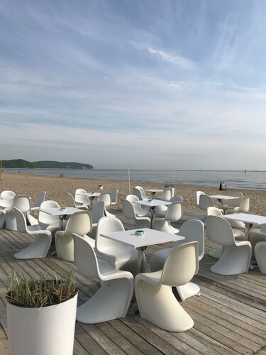 Ylellinen huoneisto, jossa on puutarha ja terassi (2 min kävelymatkan päässä rannasta 200 m)