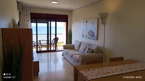 Una Smart TV, libros