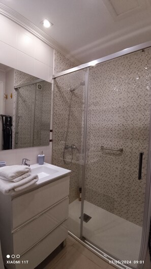 Badewanne, Haartrockner, Bidet, Handtücher