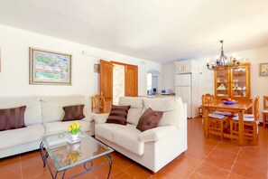 Fernseher, Kamin, DVD-Player, Tischtennisplatte