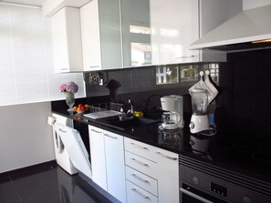 Geladeira, micro-ondas, fogão, cooktop