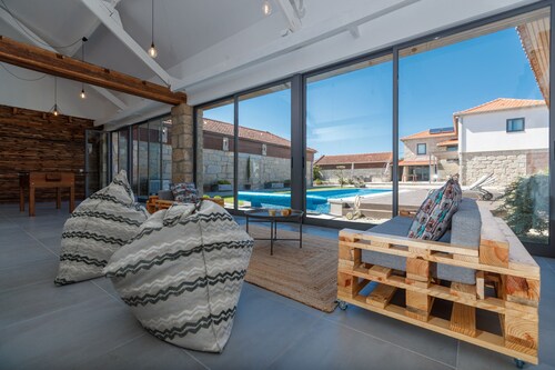 Visa House - Een verwarmd zwembad Retreat van mei tot september