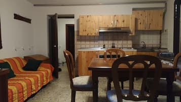 Fridge, oven, stovetop, cookware/dishes/utensils