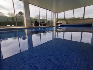 Una piscina cubierta, una piscina climatizada