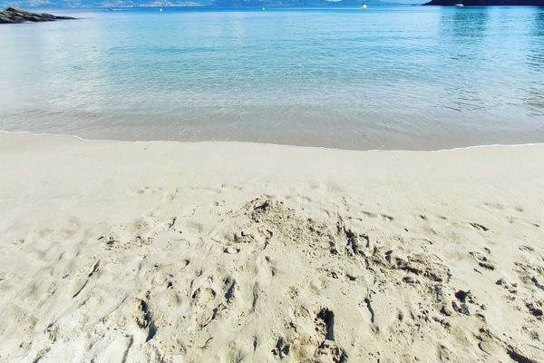 Nær stranden og solsenger