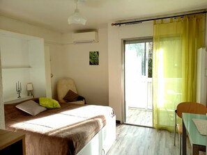 1 slaapkamer, een strijkplank/strijkijzer, gratis wifi, beddengoed