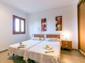 4 slaapkamers, een strijkplank/strijkijzer, internet, beddengoed