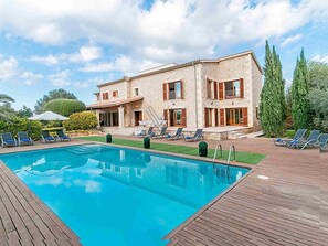 A two-story stone building with a swimming pool and sun loungers. - Finca Santa Maria, Villa in Alcudia, Mallorca (Alcúdia)