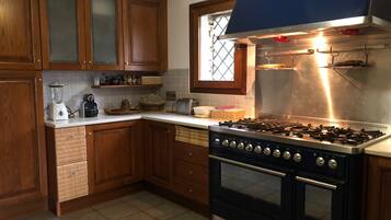 Een koelkast, een oven, een kookplaat, een vaatwasser