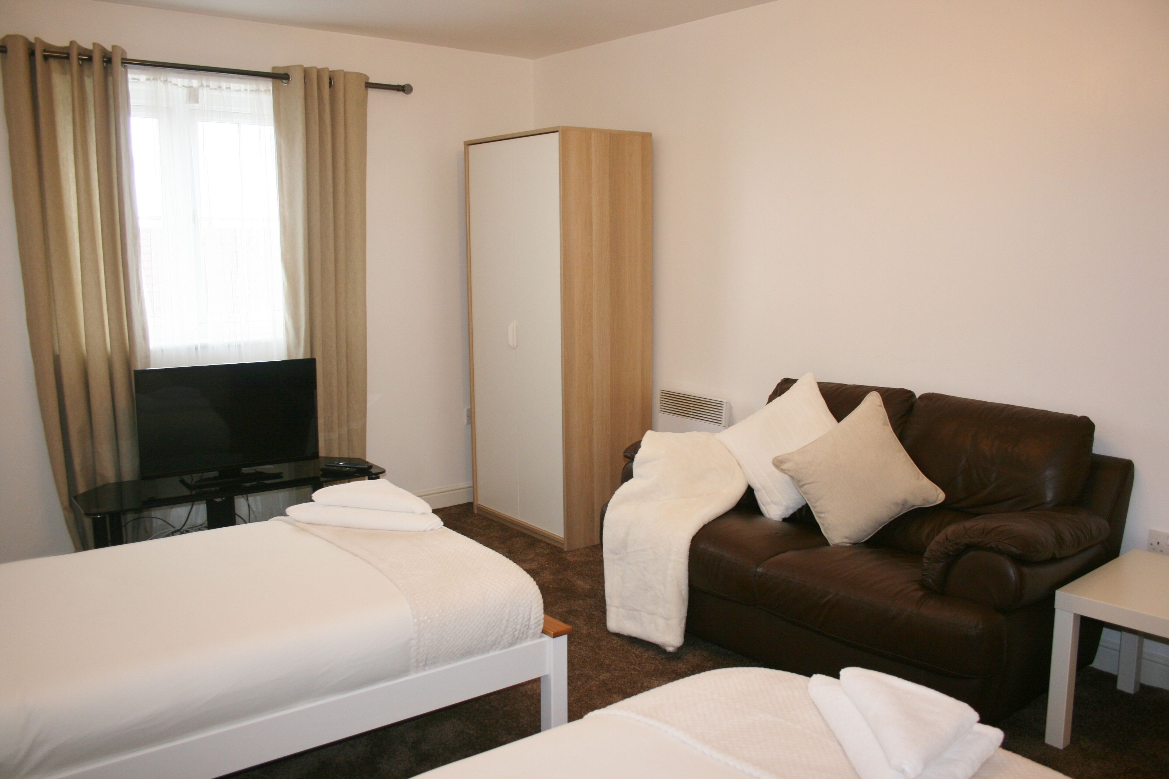 3 bedrooms, iron/ironing board, WiFi, bed sheets