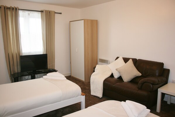 3 habitaciones, tabla de planchar con plancha, wifi y ropa de cama 