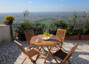 Outdoor dining - Large apartment in a medieval stone Court, terrace, great view, pool use (Sermoneta)