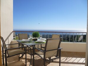 Outdoor dining - Apartment with Sea Views and Sunlit Terraces (Marbella)