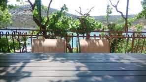 Property grounds - Seafront app with outdoor jacuzzi, 10 m from sea (Vinišće)