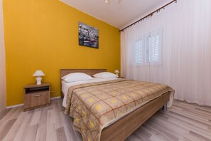 3 quartos, ferros/tábuas de passar roupa, Wi-Fi, roupa de cama