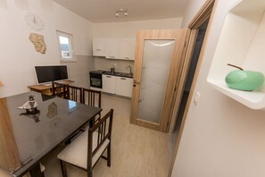 Dining - Seafront app with outdoor jacuzzi, 10 m from sea (Vinišće)