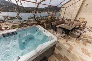 Property grounds - Seafront app with outdoor jacuzzi, 10 m from sea (Vinišće)
