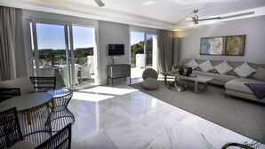 TV - Tranquil Villa with Sea Views & Heated Pool! (Marbella)
