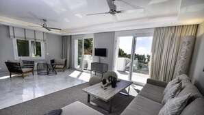 TV - Tranquil Villa with Sea Views & Heated Pool! (Marbella)