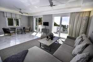 TV - Tranquil Villa with Sea Views & Heated Pool! (Marbella)
