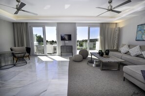 TV - Tranquil Villa with Sea Views & Heated Pool! (Marbella)