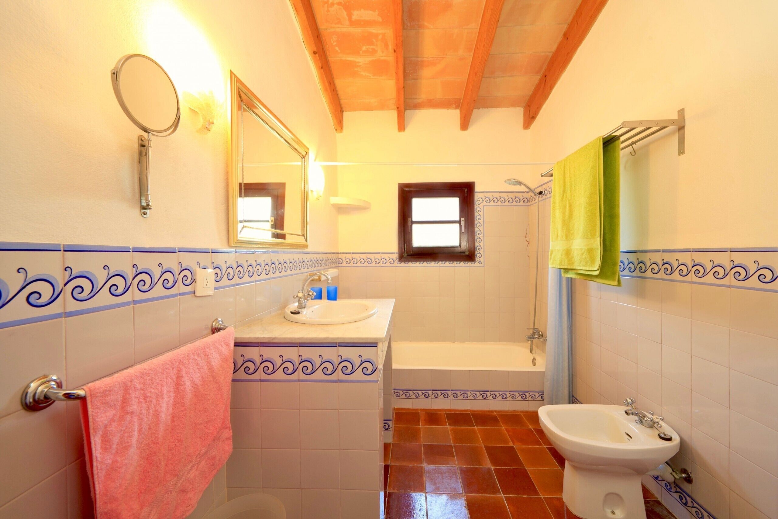 Baignoire, sèche-cheveux, serviettes fournies