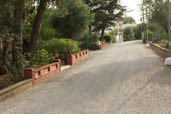 Property grounds - Sea view, terrace 20 m2, WIFI, parking, barbecue and garden of 1000 m2. (Roses, Girona)