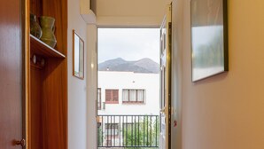 A corridor leading to a balcony with a view of mountains. - Sea view, terrace 20 m2, WIFI, parking, barbecue and garden of 1000 m2. (Roses, Girona)