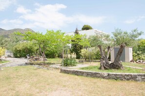 Property grounds - Sea view, terrace 20 m2, WIFI, parking, barbecue and garden of 1000 m2. (Roses, Girona)